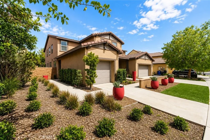 Photo 2 of 2750 Kings Canyon Drive