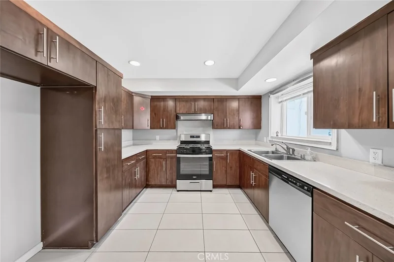1540 Greenport Avenue B photo 2