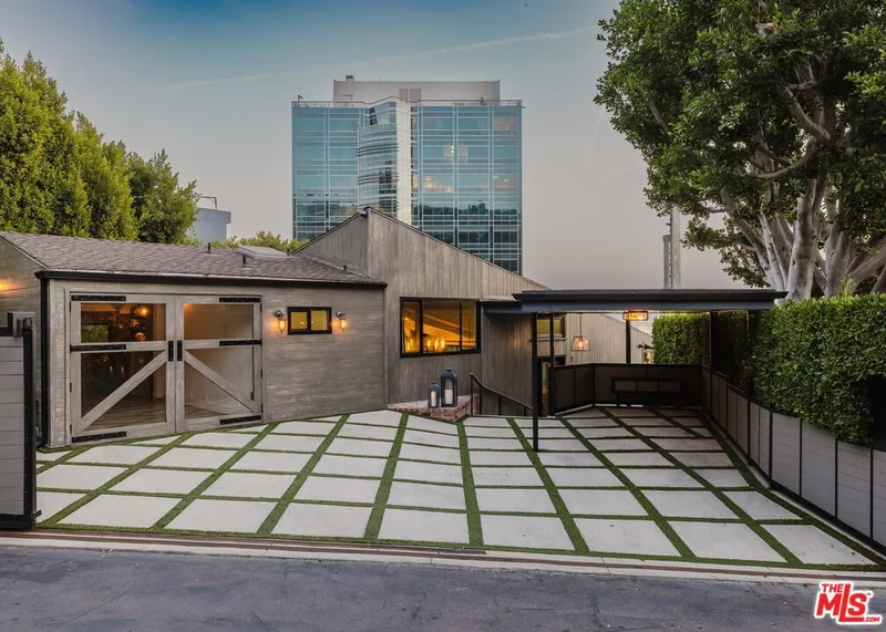 1310 LONDONDERRY Place
