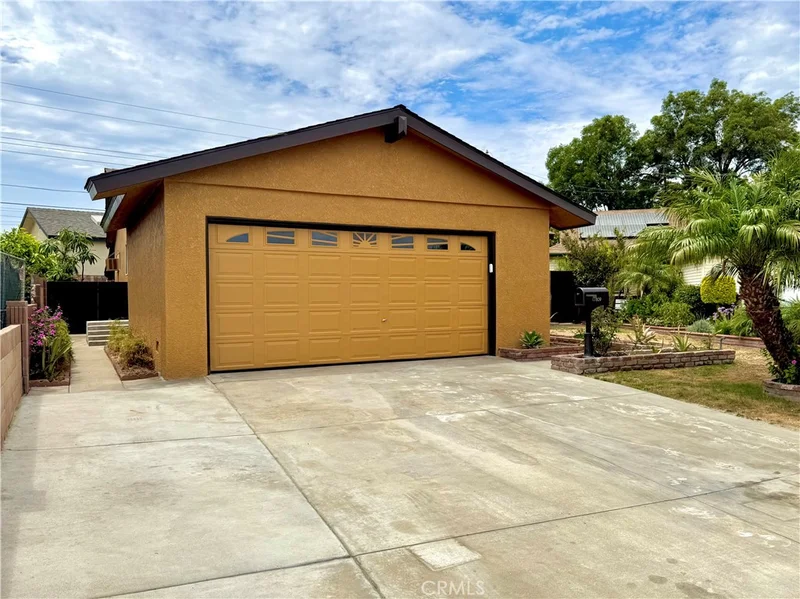 Photo 2 of 17809 Thornlake