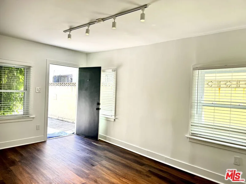 5724 La Mirada Avenue photo 2