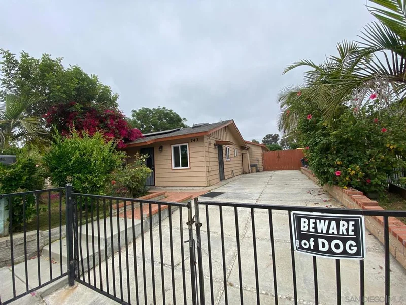 743 Park Pl photo 2