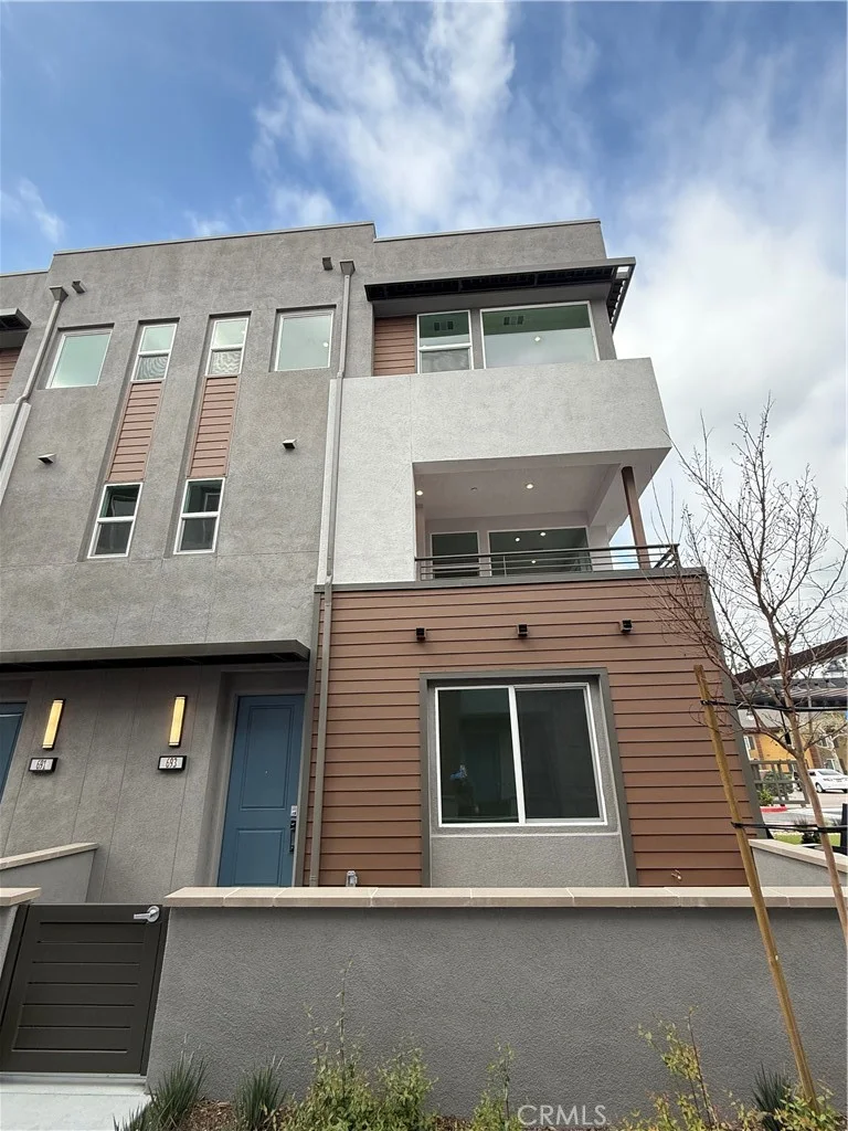693 S Lyon Street photo 2