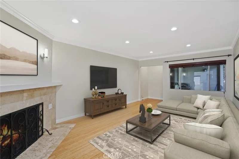 15457 Moorpark 5