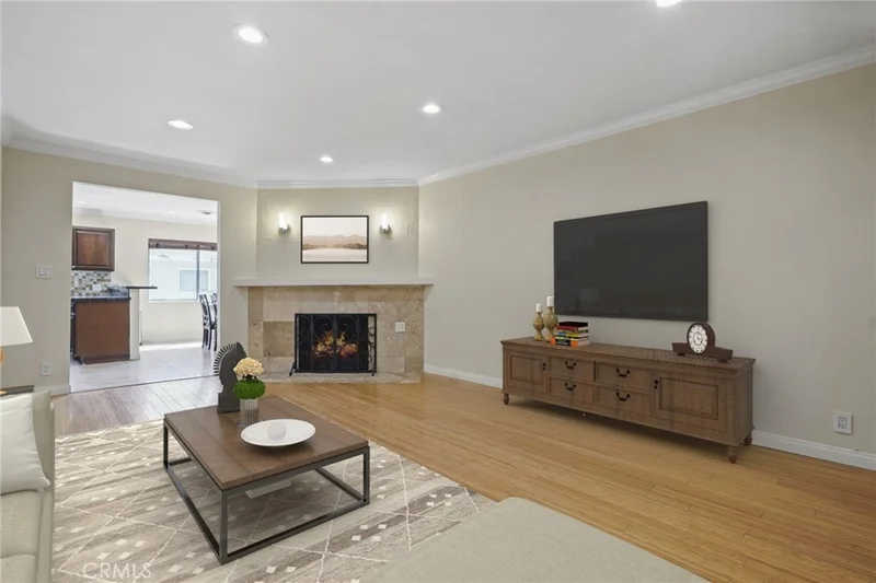 15457 Moorpark 5 photo 2
