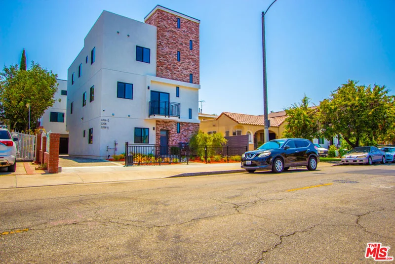 2206 HAUSER Boulevard 1/2