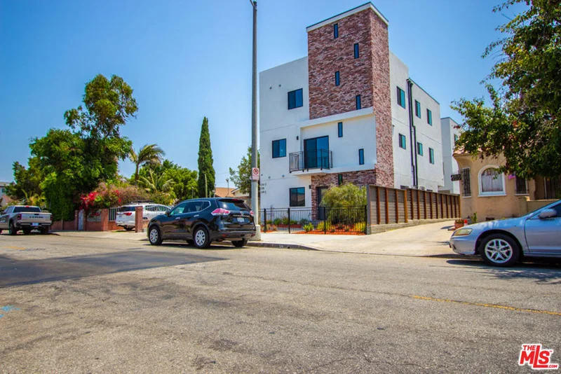 2206 HAUSER Boulevard 1/2 photo 2