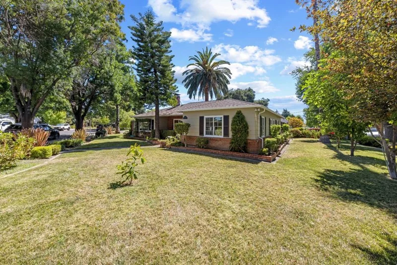 905 El Rio Drive photo 2