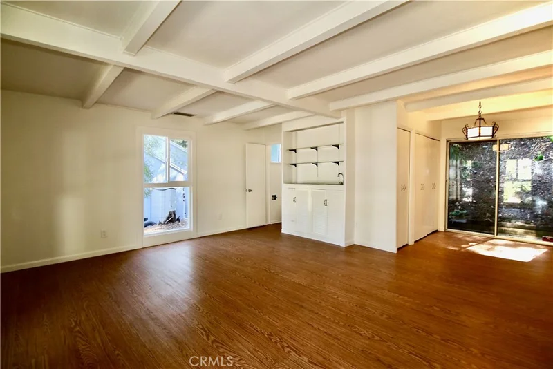 21470 Providencia Street photo 2