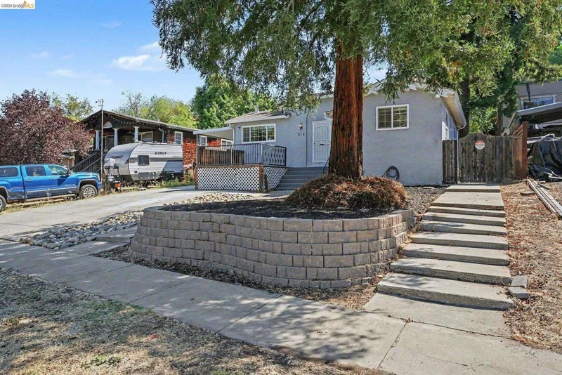 212 Wellington photo 2