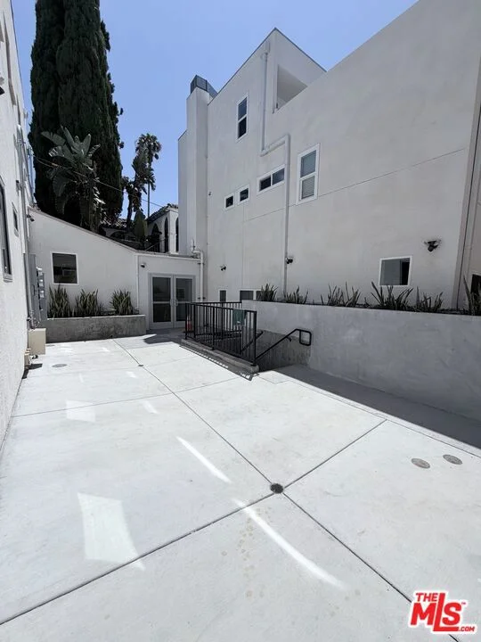 1409 N Hobart Boulevard 101 photo 2