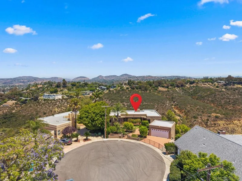 4391 Middlesex Drive photo 2