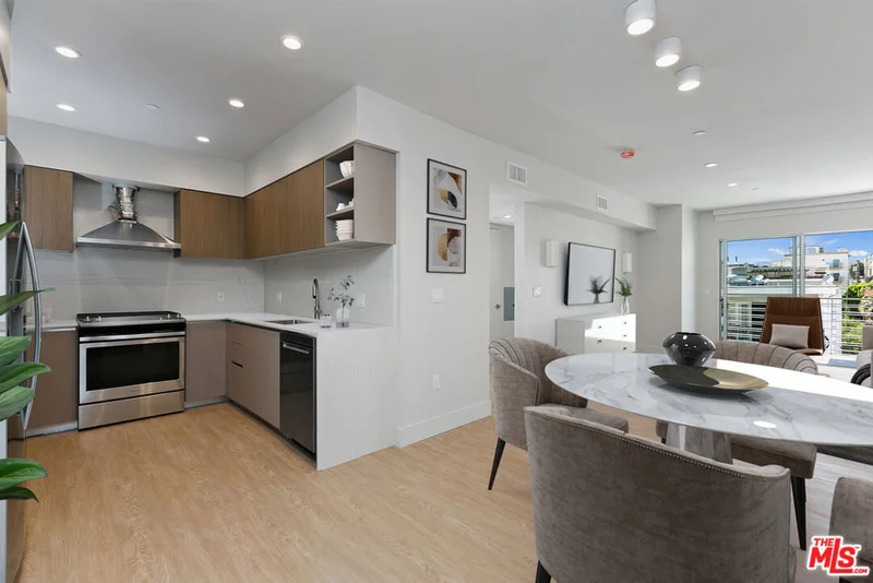 11837 Mayfield Avenue 404