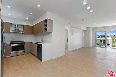 11837 Mayfield Avenue 404 photo 2