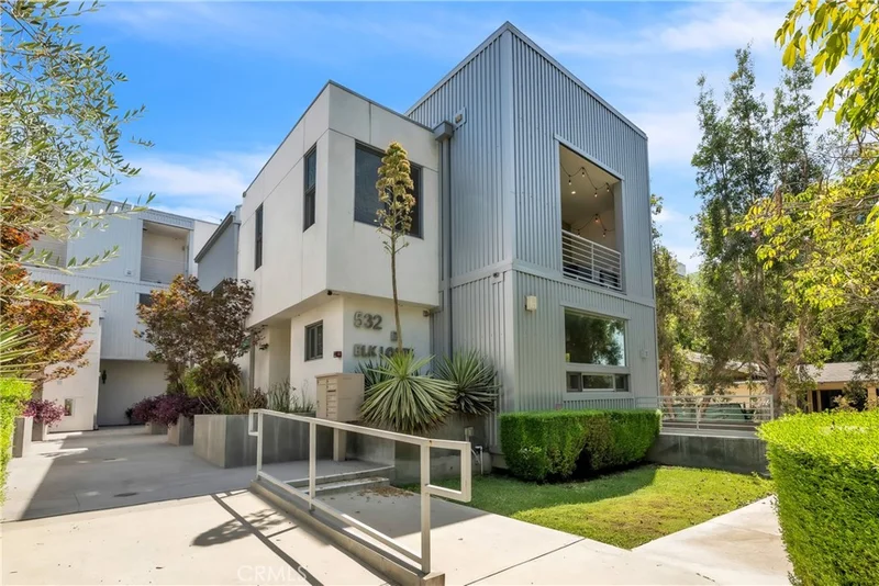 532 W Elk Avenue 1
