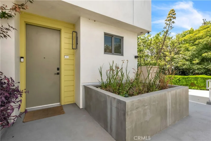 532 W Elk Avenue 1 photo 2