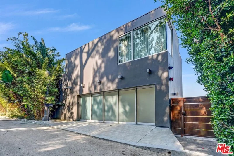 9400 Readcrest Drive photo 2