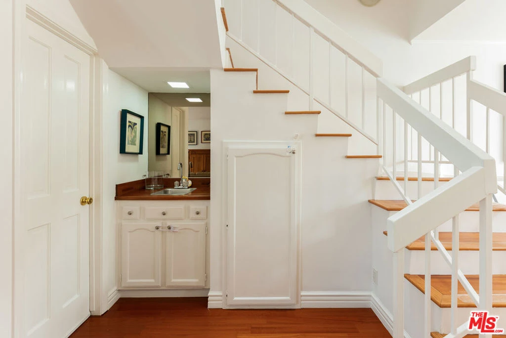 Interior 4