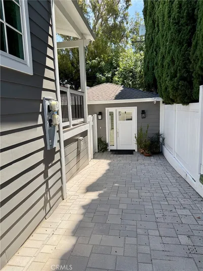 1820 1/2 S Wooster Street photo 2