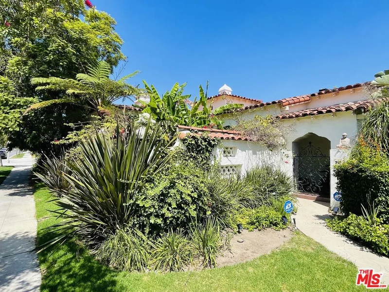 Photo 2 of 201 N Doheny Drive