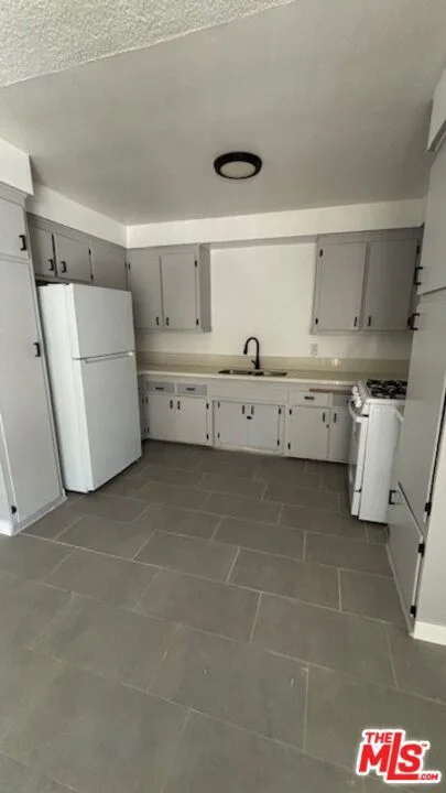 8759 Tobias Avenue apt 05