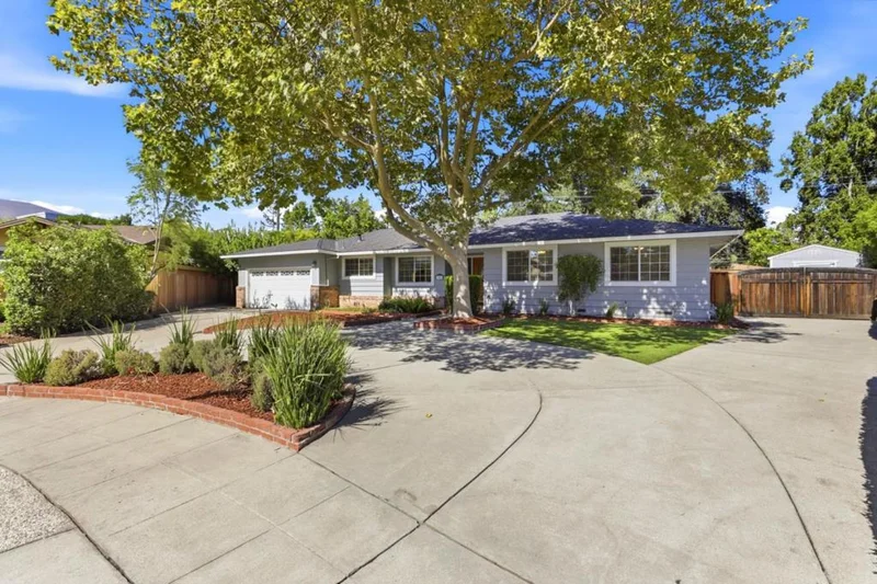 1581 Edmond Court photo 2