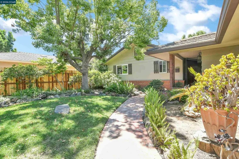 513 Gerard Dr photo 2