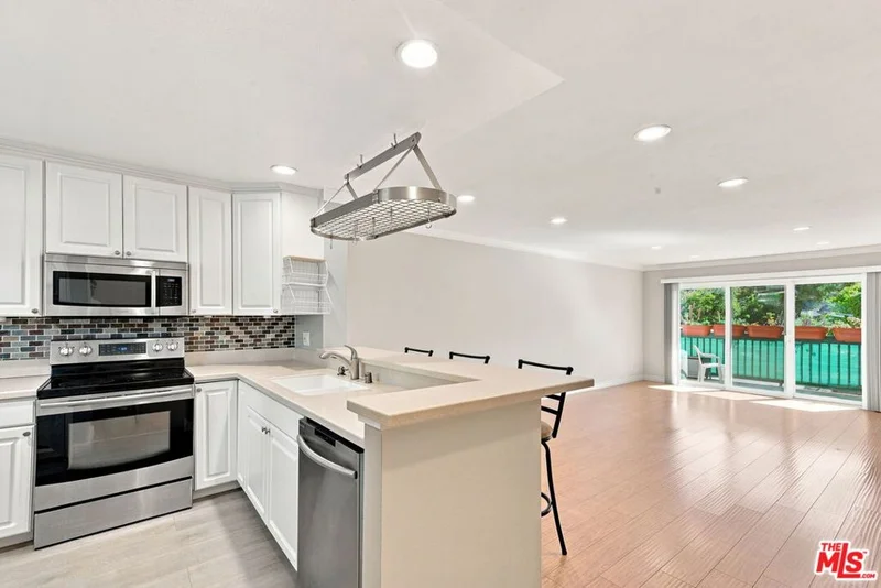 Photo 2 of 2940 N Verdugo Road 213