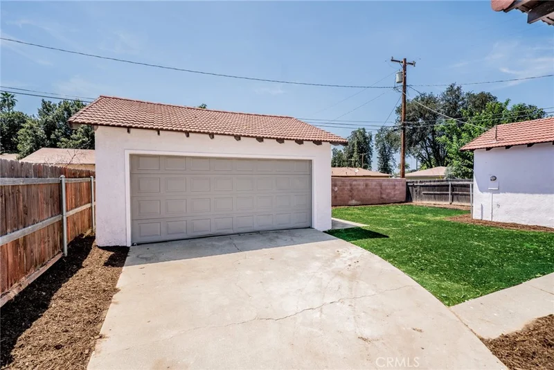 2586 Prospect Avenue photo 2
