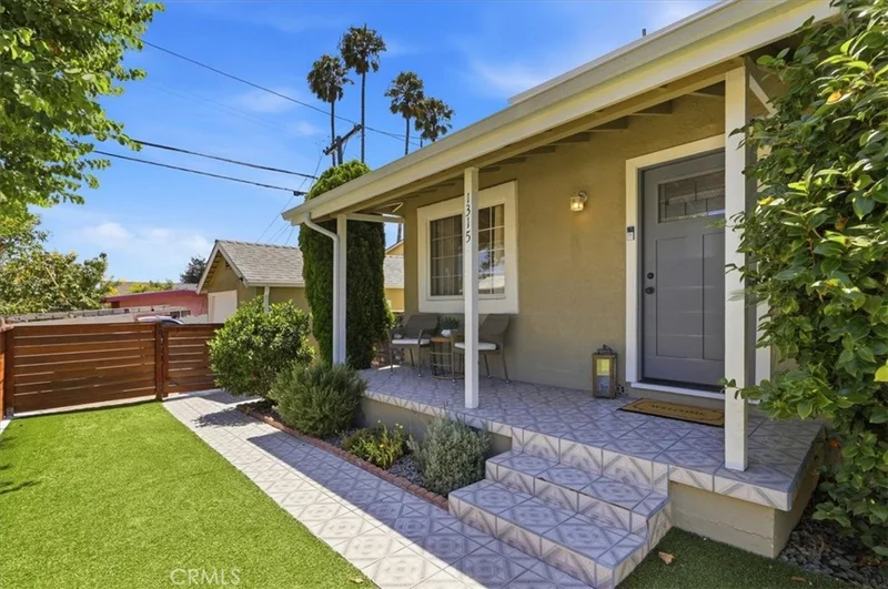 1315 Field Avenue photo 2