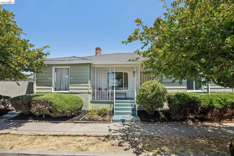 Photo 2 of 904 Wilson Avenue.