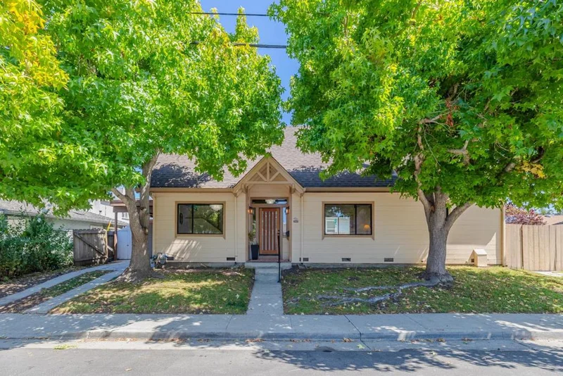 Photo 2 of 702 Beverly Avenue