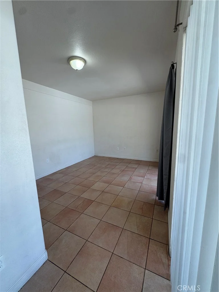 758 W Longden photo 2