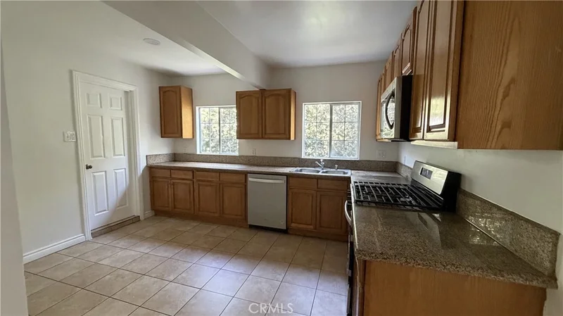 2211 S Sycamore photo 2