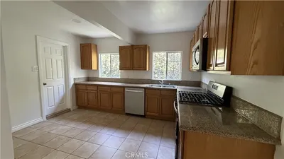 2211 S Sycamore photo 2