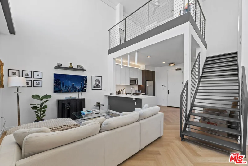 5570 Melrose 405 photo 2