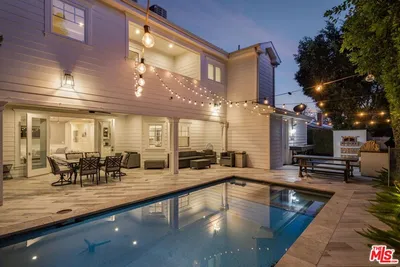 5523 Longridge Avenue photo 2