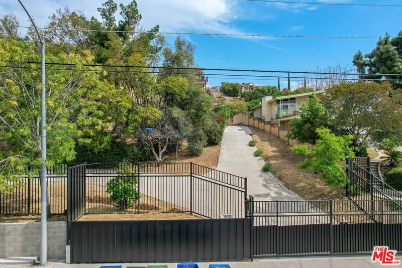 17823 Rinaldi Street photo 2