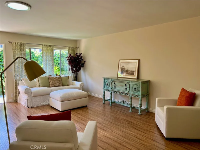 228 W Lemon B photo 2
