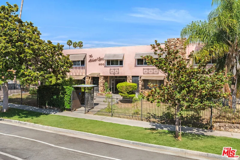 1600 N Hobart Boulevard 15