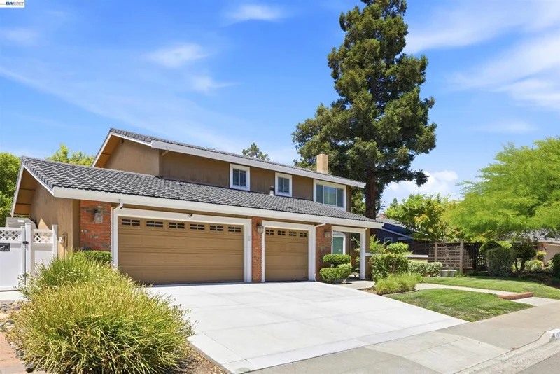 Photo 2 of 1042 Lomitas Ave