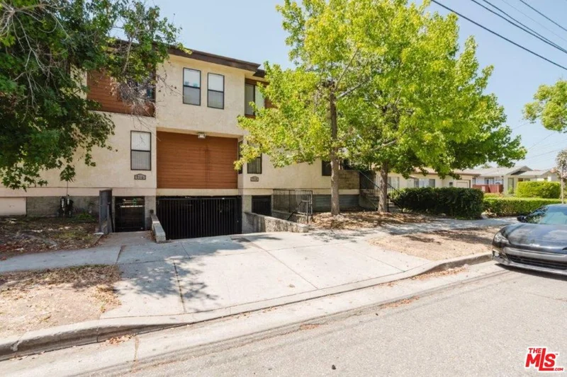 914 E Elk Avenue 3 photo 2