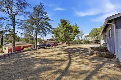 1315 Hillcrest Dr photo 2