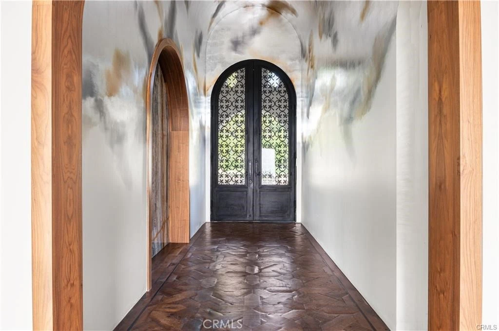 Interior 4