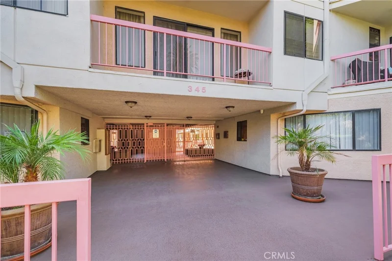 345 N Jackson 106 photo 2