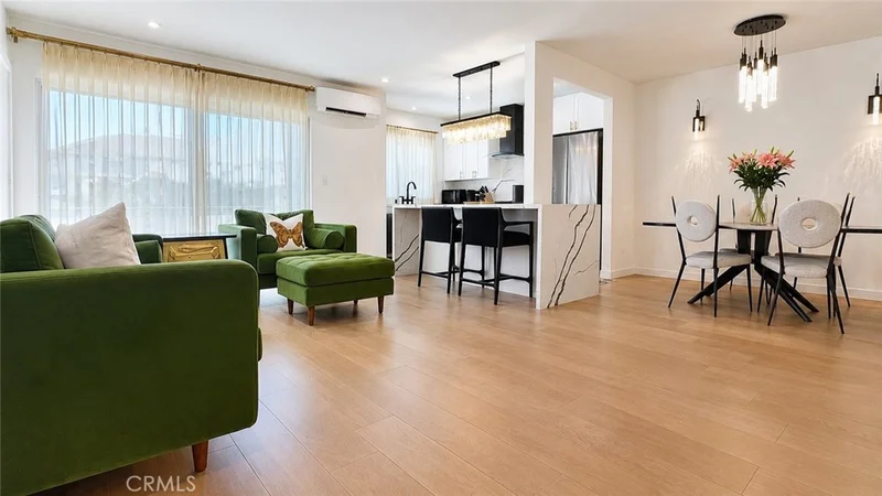 1233 N Laurel 211 photo 2