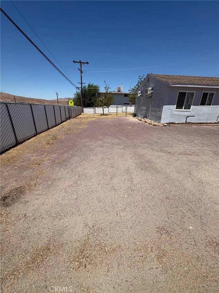 435 S 1st photo 2