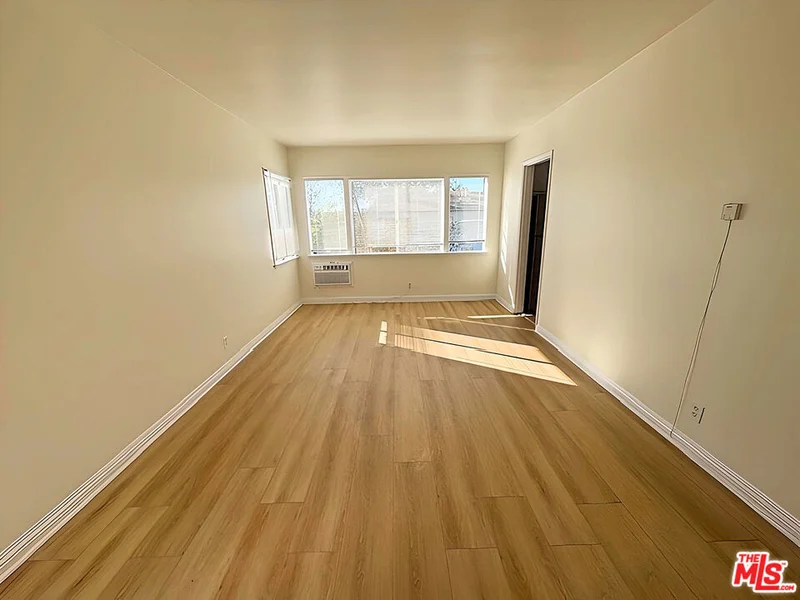 6406 Roble Avenue 10 photo 2