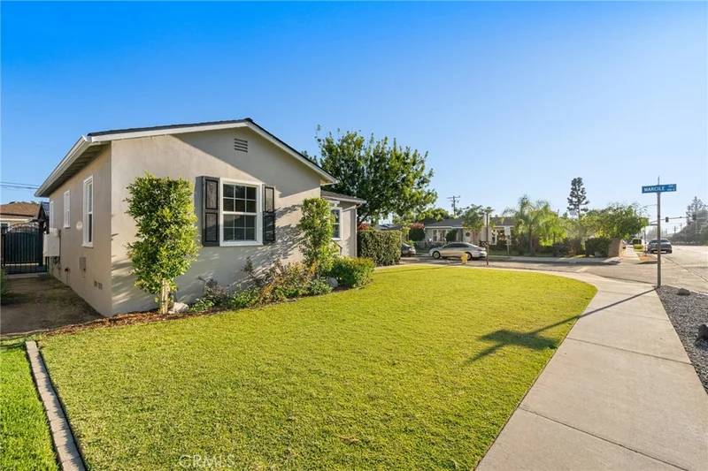 Photo 2 of 840 W Foothill