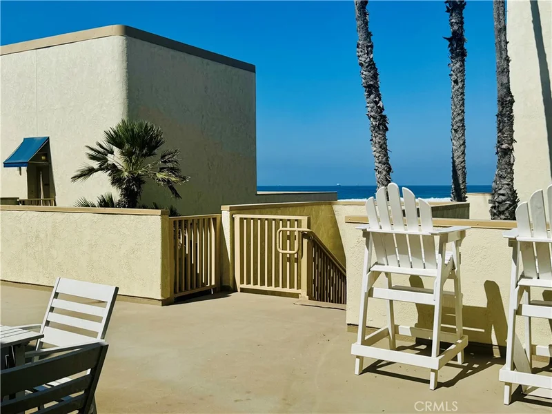 711 Pacific Coast 206 photo 2